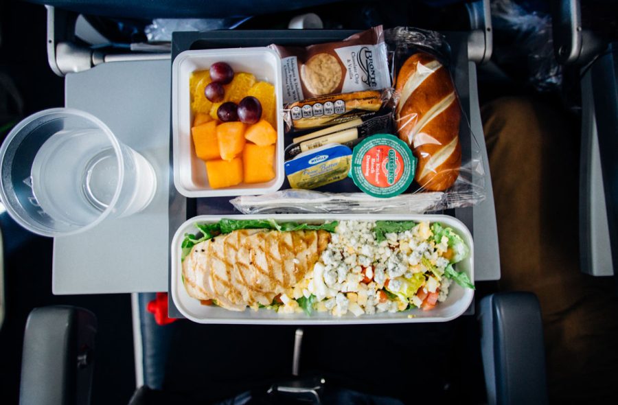 Kannattaako lentokoneessa syödä?