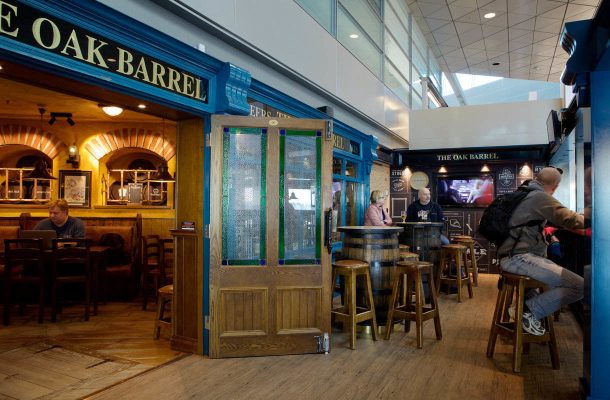 The Oak Barrel on legendaarinen irlantilaispubi Helsinki-Vantaalla