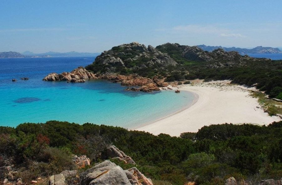 Sardiniassa voi saada sakot rantahiekan keräämisestä