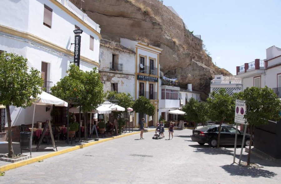 Setenil de las Bodegas on Espanjan kallioon rakennettu kylä