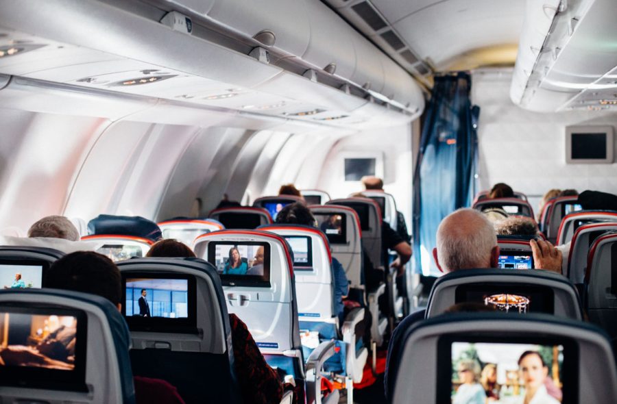 Miksi lentokoneen istuimet eivät osoita selkä menosuuntaan, vaikka se olisi turvallisempaa?