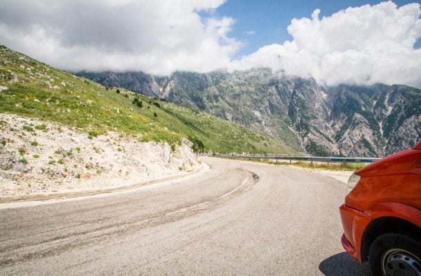 Autoloma Albaniassa – asiat, jotka tulee huomioida ennen road tripiä upeiden maisemien äärellä