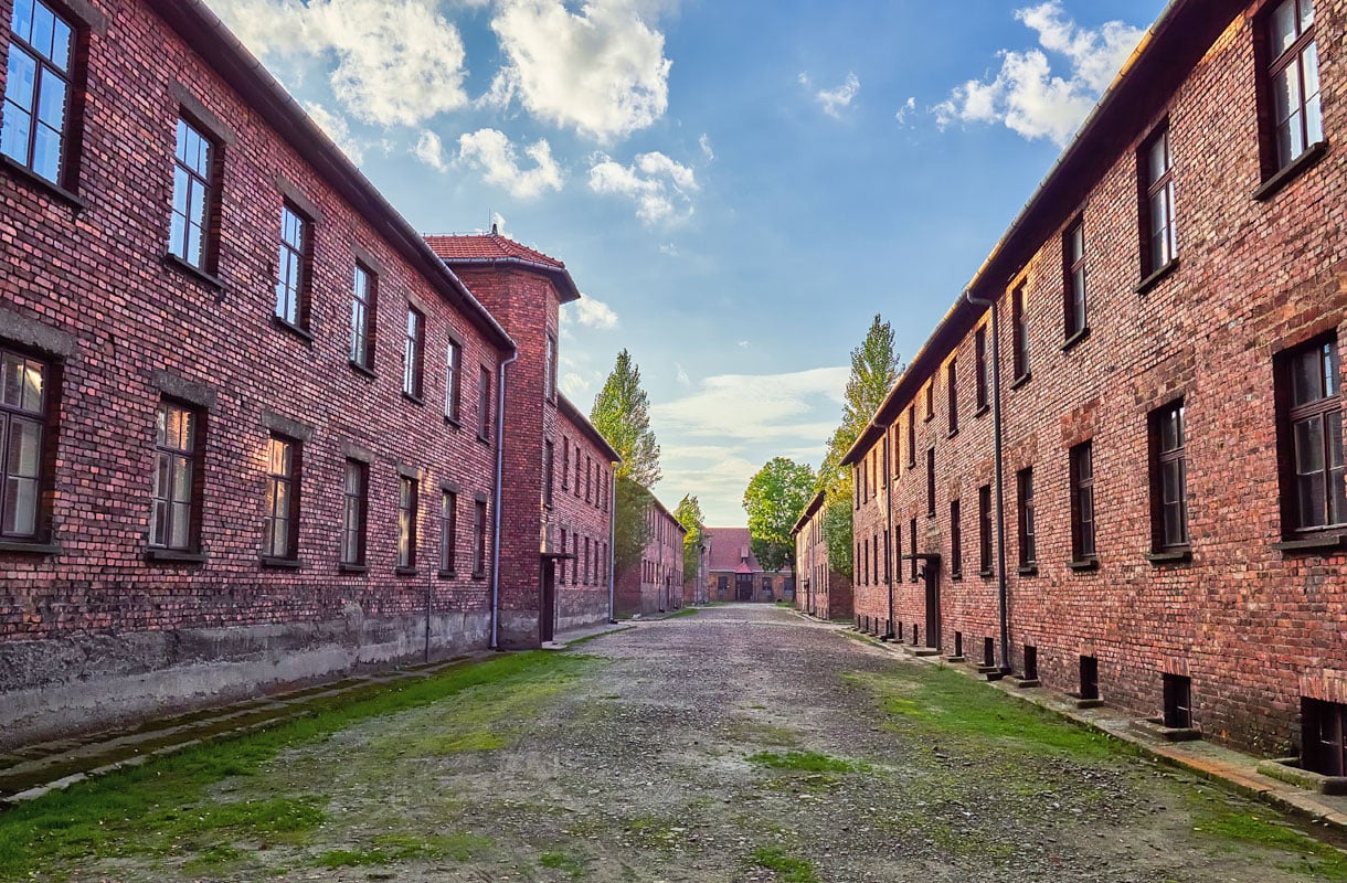 Euroopan kammottavin keskitysleiri on nykyisin suosittu matkakohde - päiväretki Auschwitziin onnistuu Krakovasta