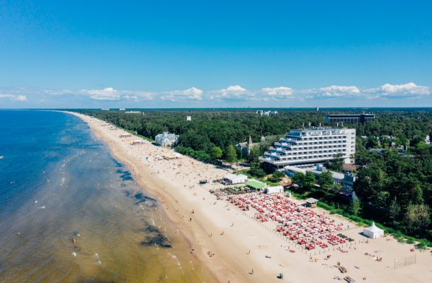 Tiesitkö, että Latviasta löytyy näin huikea rantakohde? Jūrmalan hiekkoja kehutaan koko Baltian upeimmiksi