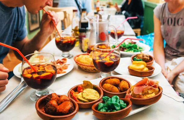 Sinäkin olet ihmetellyt, miksi Espanjassa syödään vasta myöhään illalla – et olisi ikinä arvannut todellista syytä