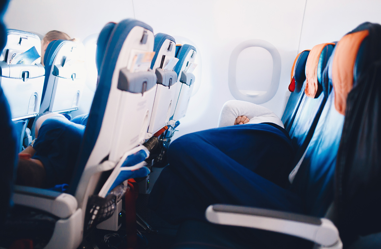 Voiko pitkällä lennolla ottaa unilääkkeen? 3 riskiä, jotka väijyvät matkustajaa