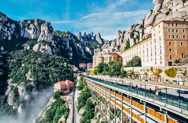Montserratin vuoristomaisemat mykistävät – koe tämä helppo päiväretkikohde Barcelonasta
