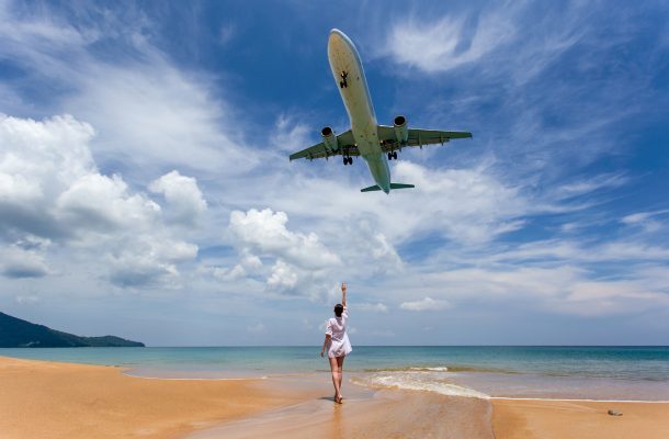 Huh, miten lähelle rantaa lentokoneet laskeutuvat Phuketissa! Tätä näkymää et halua missata, mutta muista vaarat