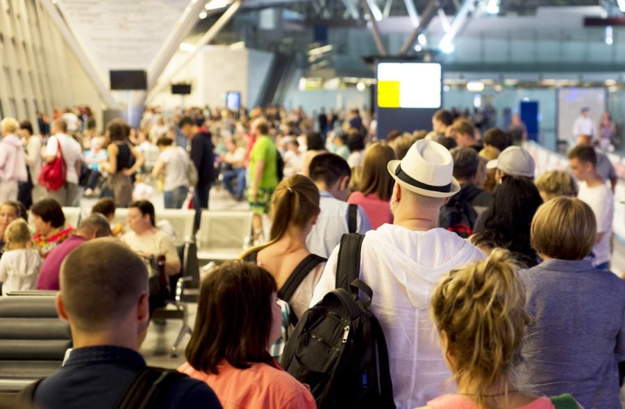 Lentokentän lähtöportin ruuhkautuminen ärsyttää matkustajia