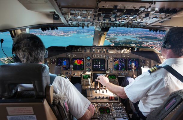 Lentokoneen kapteeni istuu ohjaamon vasemmalla puolella - mutta miksi?
