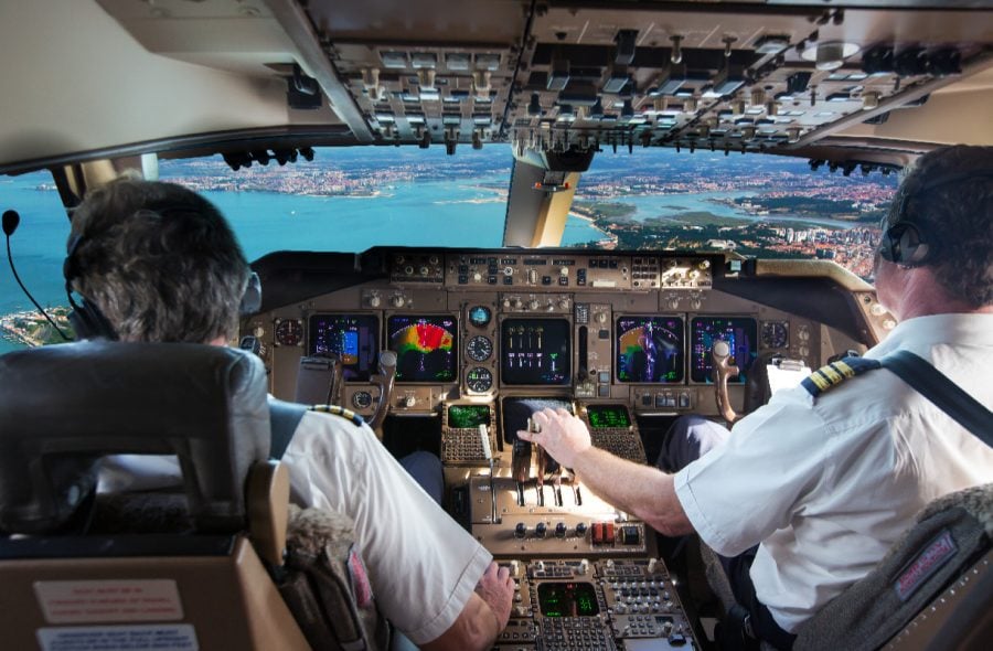 Lentokoneen kapteeni istuu ohjaamon vasemmalla puolella - mutta miksi?