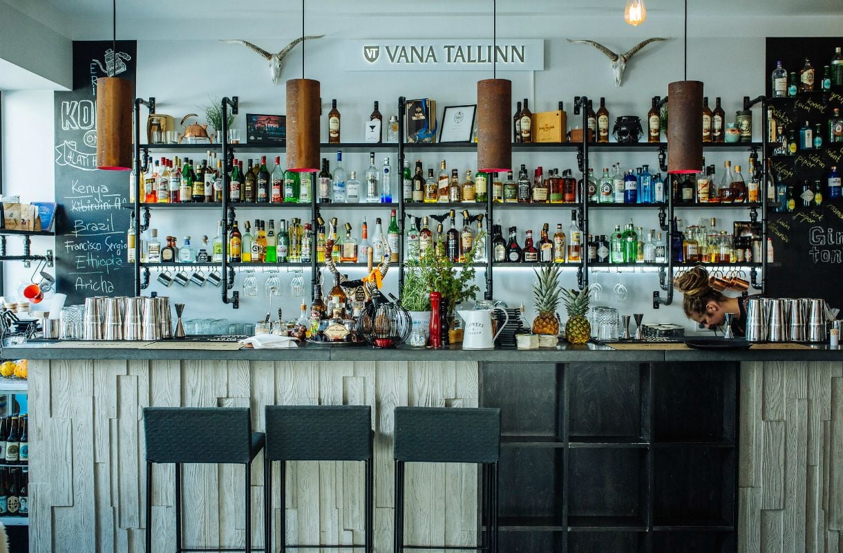 Mitä Virossa juodaan? 5 perinteistä suosikkia - joukossa kaikkien tuntema tuliainen Tallinnasta