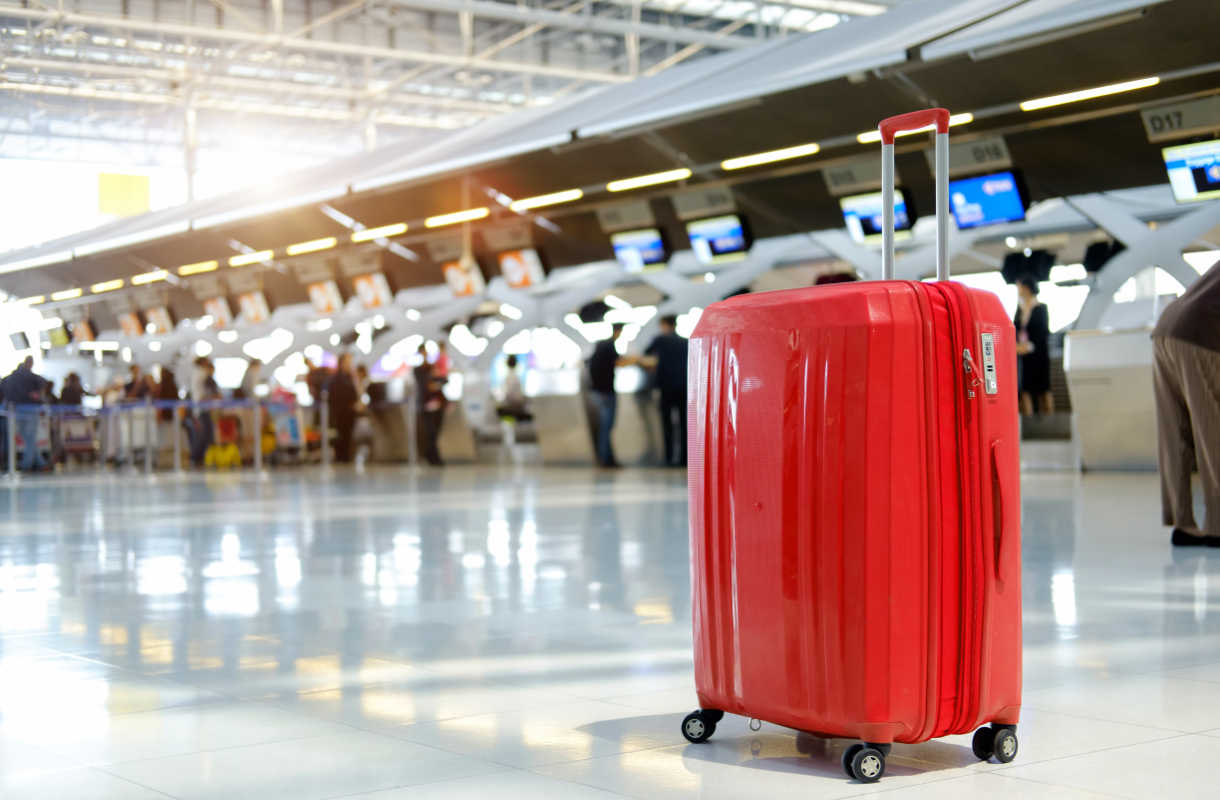 Yksinäinen matkalaukku lentokentällä on kylmäävä näky – mitä oikein tapahtuu laukuille, joilla ei näytä olevan omistajaa?