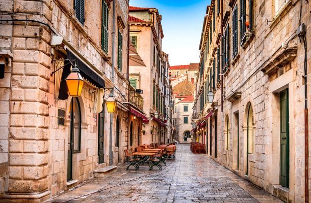 Kun astut Dubrovnikin vanhankaupungin portista, ohitat nämä huomaamattomat kasvot – väitetään tuovan onnea