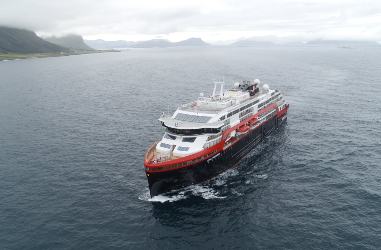 Tässä on maailman ympäristöystävällisin risteilyalus: Hurtigrutenin uusi laiva etenee akkujen voimalla