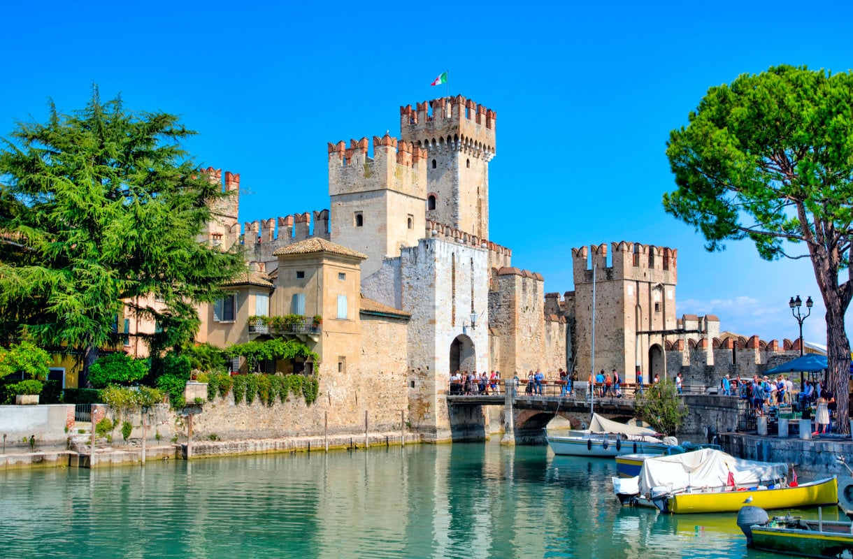 Italialainen linna näyttää siltä, kuin se vajoaisi Gardajärven syvyyksiin - katso kuvat Scaligeron uppoavasta linnasta