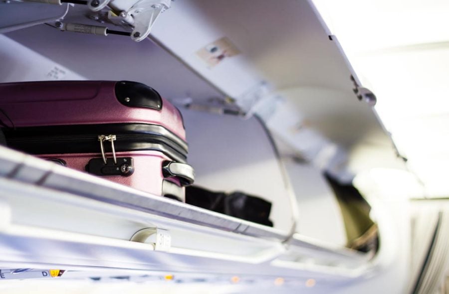 Matkustamohenkilökunta ei nosta laukkuja lentokoneessa
