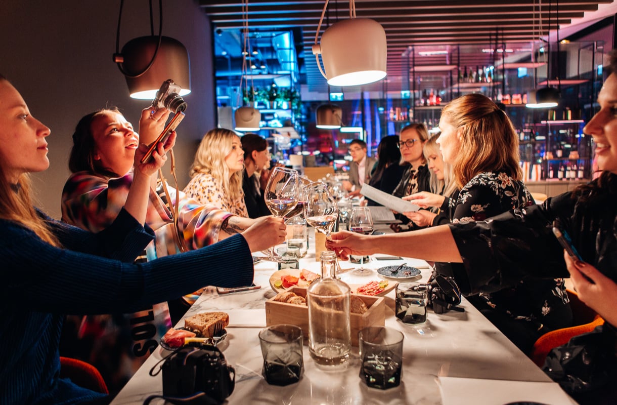 Rantapallon bloggaajat kävivät Tallinnassa ja ihastuivat viiniseinään - poimi vinkit ja lue blogiristeilyn kohokohdat