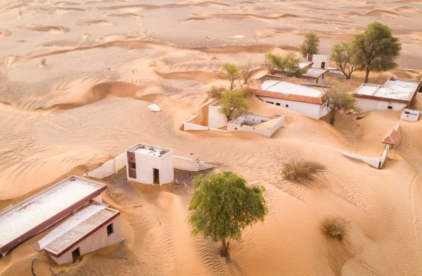 Dubain läheltä löytyy aavemainen kylä, joka näyttää vajoavan hiekkaan – hylättiin jo kymmeniä vuosia sitten