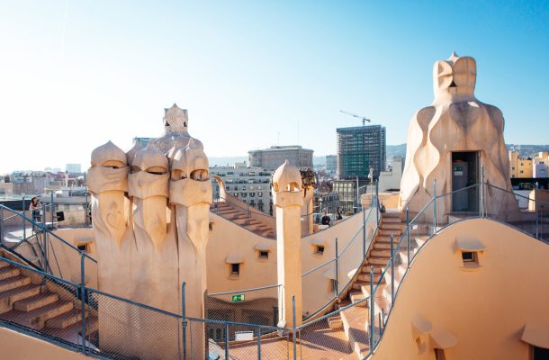 Koe Barcelonan kaunein nähtävyys: Gaudín La Pedrera vie kaupungin kattojen ylle