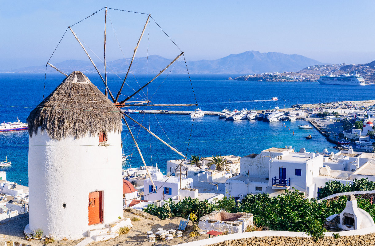 Seitsemän persoonallista hotellia Kreikassa – näin yövyt tuulimyllyssä tai luksusluolassa