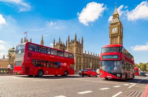 Kaksikerrosbussit ja Big Ben -kello Lontoossa