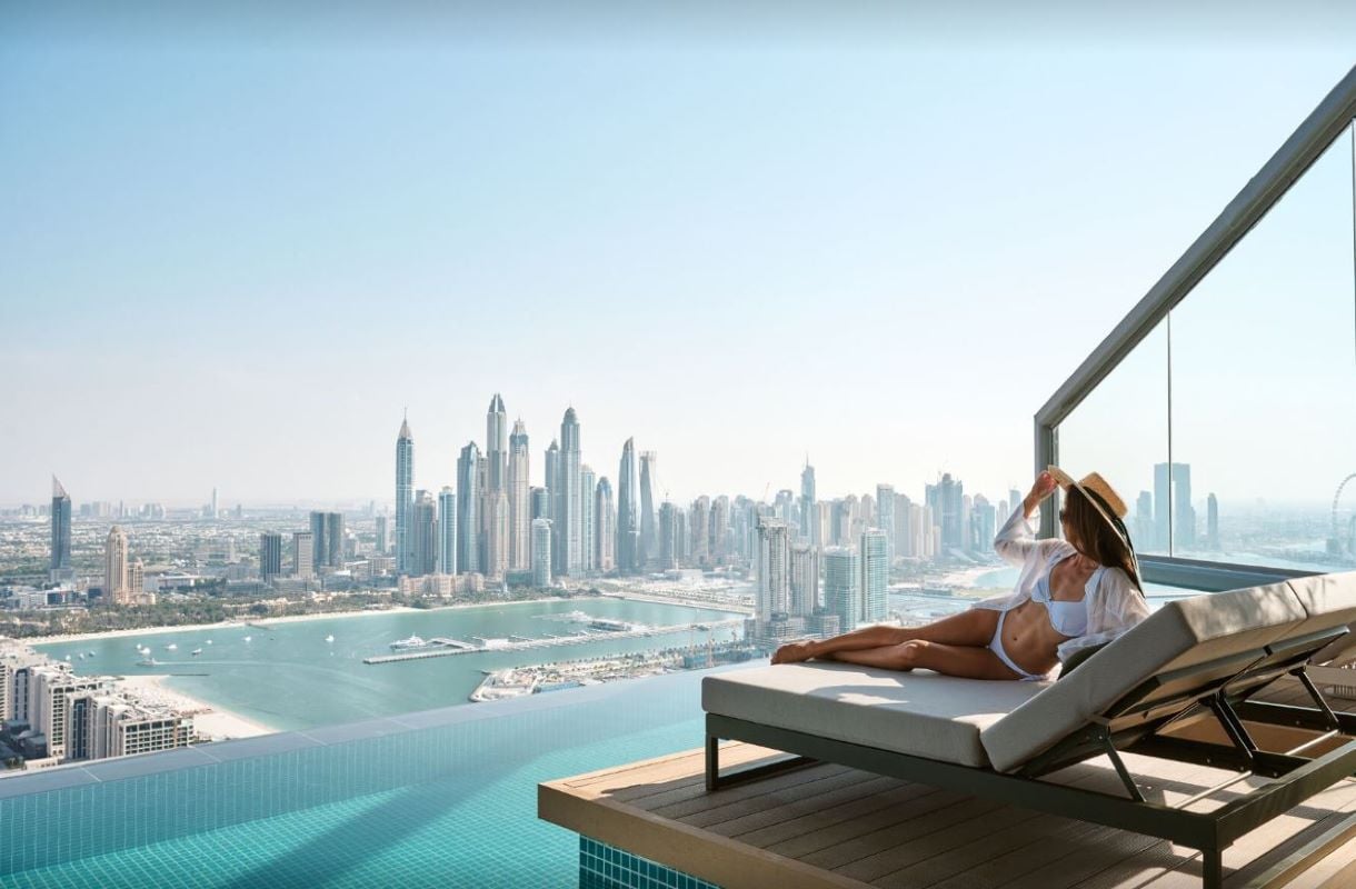 Vau, mikä uima-allas! Tältä näyttää 200 metrin korkeuteen rakennettu infinity pool Dubaissa
