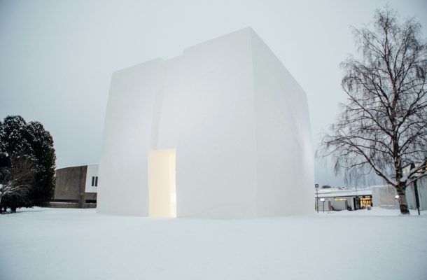 Onko tässä talven kiinnostavin nähtävyys Rovaniemellä? Lumikuutiossa on sisällä sähköauto, ja sinne pääsee ilmaiseksi