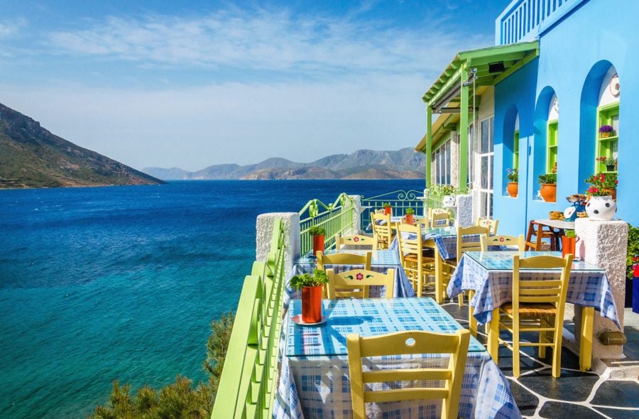 Kreikkalainen rantaravintola upeaa merimaisemaa kohden.