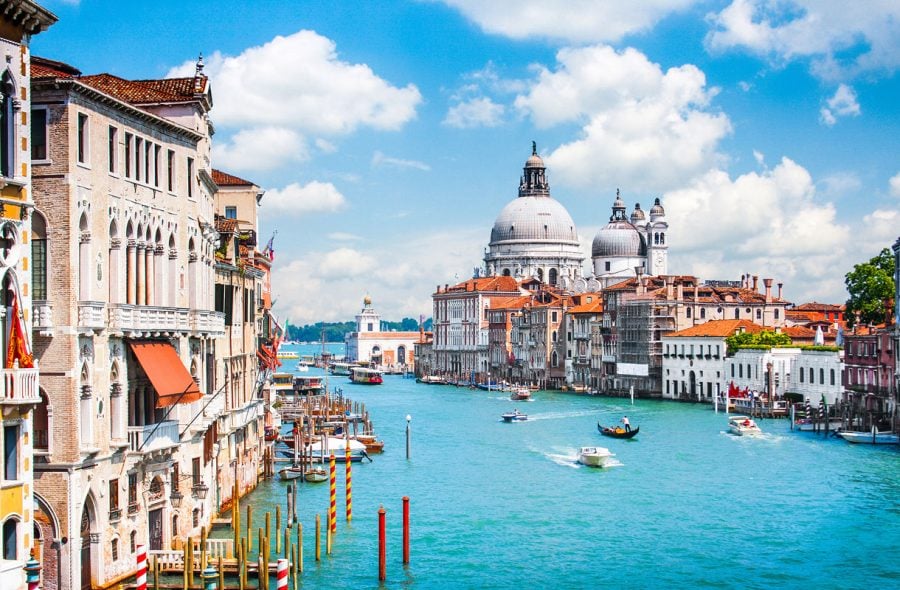 Venetsian kanaali, rakennuksia, veneitä ja turkoosia vettä