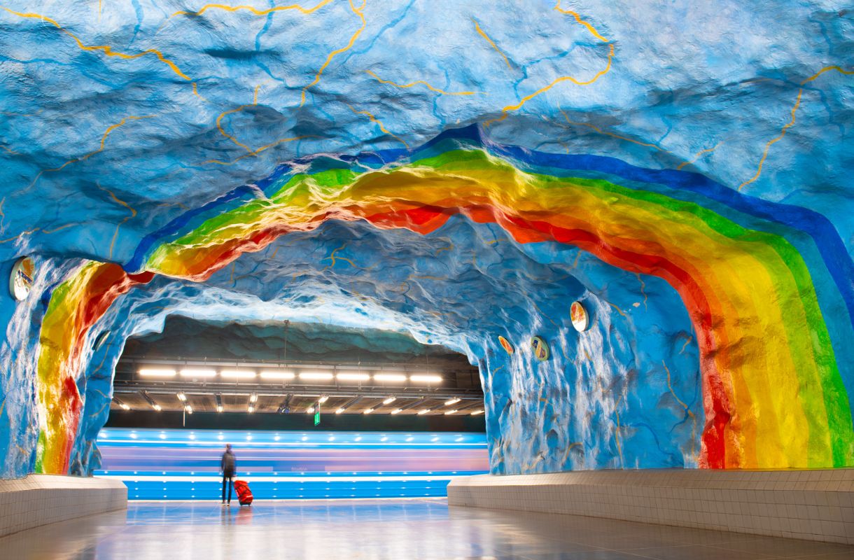 Sateenkaarimaalaus kallioon louhitun metroaseman katossa.