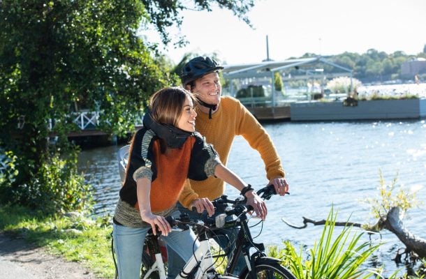 Mies ja nainen pyöräilemässä Tukholman saaristossa.