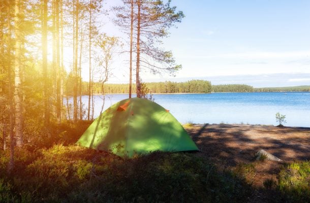 Teltta rannalla Suomessa