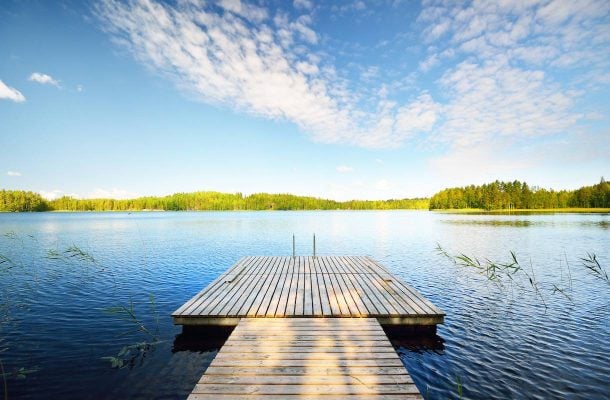 Kesäinen järvimaisema Suomessa