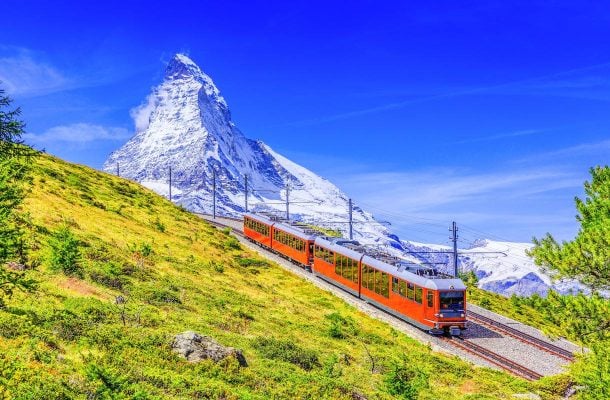 Punainen juna ja Matterhorn-vuori taustalla
