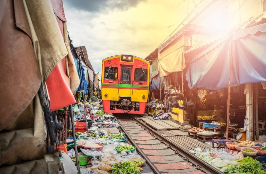 Maeklongin rautatiemarkkinat Thaimaassa